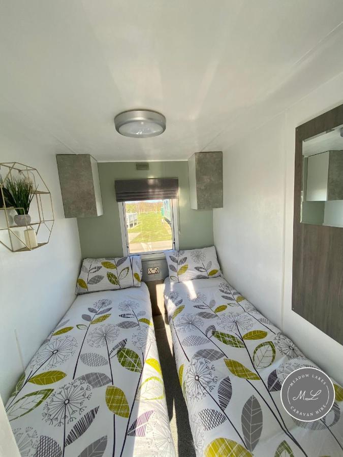 Meadow Lakes 22 - Golden Palm, Pet Friendly, Wifi, Bed Linen - Meadow Lakes Caravan & Lodge Hire Скегнес Екстериор снимка